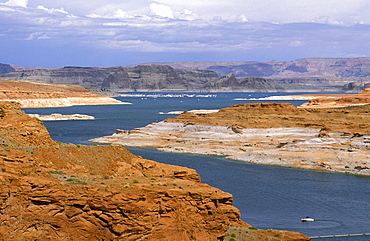 Lake Powell in the Glen Canyon National Recreation area, the country's largest resevoir, formed by the The Glen Canyon Dam on the Colorado River, Glen Canyon, Arizona, USA