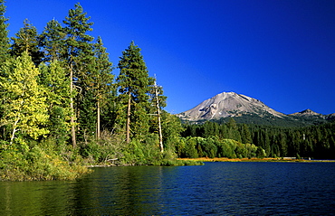 Manzanita Lake and the dormant 10,457ft Lassen Peak, the world's largest plug-dome volcano, in Lassen Volcanic National Park, an area of volcanic activities and features, Lassen Volcanic Park, Northern California, California, United States of America (USA), North America