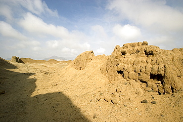 Ruined walls of Chan Chan, pre-Columbian America's largest adobe city and capital of the Chimu Empire until its 14th century conquest by the Incas, Chan Chan, UNESCO World Heritage Site, Moche Valley, Trujillo, Peru, South America