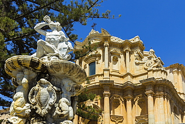 Hercules fountain and San Domenico Church in Noto, famed for its Baroque architecture, UNESCO World Heritage Site, Noto, Sicily, Italy, Mediterranean, Europe