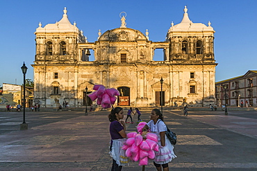 Candy floss sellers at Basilica de La Asuncion dating from 1610, Leon's Cathedral, the largest in Central America, UNESCO World Heritage Site, Leon, Nicaragua, Central America