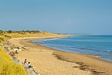 Sandy beach at Plage du Peu des Hommes on the SW coast of the island. La Couarde-sur-Mere, Ile de Re, Charente-Maritime, France,  Europe