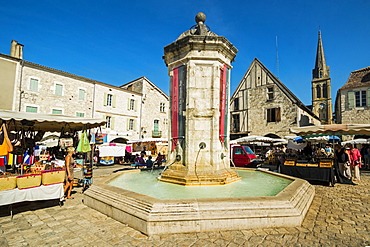 Fountain in Place Gambetta on popular market day at this south western historic bastide town, Eymet, Bergerac, Dordogne, France, Europe