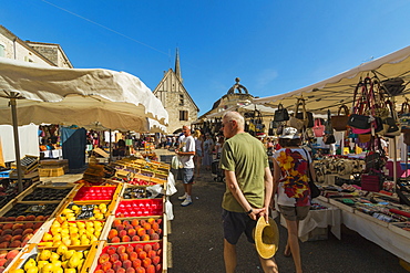 Busy Place Gambetta and the popular Thursday market in this south western historic bastide town, Eymet, Bergerac, Dordogne, France, Europe