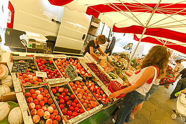 Fruit stall on the popular Saturday market day in this medieval bastide town, Sainte-Foy-la-Grande, Gironde, Aquitaine, France, Europe