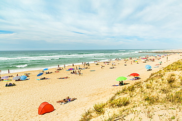 Summer crowds on the popular surf beach at Mimizan, south west of Bordeaux, Mimizan-Plage, Landes, Nouvelle-Aquitaine, France, Europe