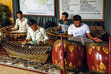 Musicians playing traditional Khmer music in the gift shop and museum area of the Royal Palace, City Centre, Phnom Penh, Cambodia, Indochina, Southeast Asia, Asia