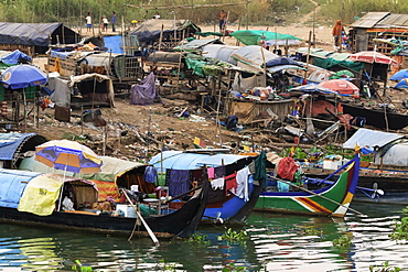 Muslim Cham fishing people that live on their boats, dwindling fish stocks have caused poverty, River Mekong, Phnom Penh, Cambodia, Indochina, Southeast Asia, Asia