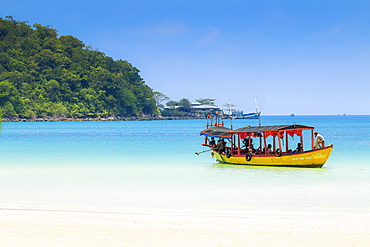 Tourist boat at Saracen Bay on this popular holiday island, Koh Rong Sanloem Island, Sihanoukville, Cambodia, Indochina, Southeast Asia, Asia