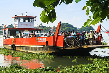 Arrival to the Kochi waterfront of the busy Fort Cochin to Fort Vypin car and passenger ferry, Kochi (Cochin), Kerala, India, Asia