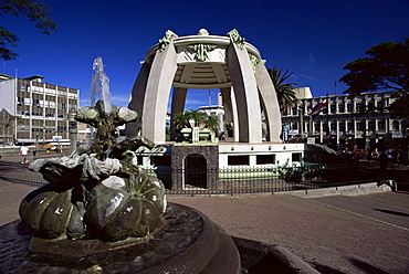 Fountain and bandstand in the Parque Central on Avenida 2, San Jose, Costa Rica, Central America