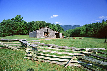 Farmstead in the old pioneer community at Cades Cove, Great Smoky Mountains National Park, UNESCO World Heritage Site, Appalachians, Tennessee, United States of America (U.S.A.), North America