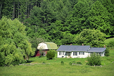 Homestead and barn, near the Blue Ridge Parkway, Appalachian Mountains, North Carolina, United States of America, North America