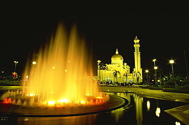 The Omar Ali Saifuddin Mosque built in 1958, dominates the skyline, Bandar Seri Begawan, Brunei Darussalam, Borneo, Southeast Asia, Asia