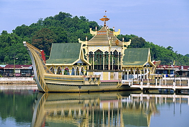 Ornamental island in the lake at the Omar Ali Saifuddin Mosque in Bandar Seri Begawan, capital of Brunei Darussalam, Southeast Asia, Asia