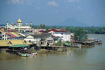 The Sarawak River with the State Mosque beyond at Kuching, capital of Sarawak, on north west coast of Borneo, Malaysia, Southeast Asia, Asia