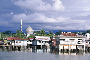 Stilt village and State Mosque, Kota Kinabalu, Sabah, island of Borneo, Malaysia, Southeast Asia, Asia