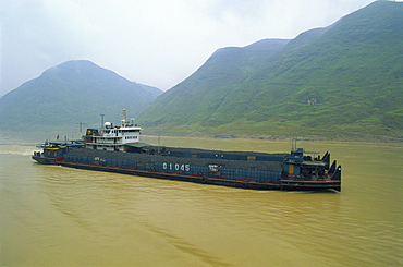 Coal barge on the scenic Three Gorges section of the Yangzi River between Wanxian and Yichang, China, Asia