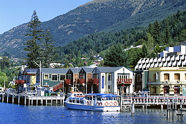 The waterfront, Queenstown, Lake Wakatipu, Otago, South Island, New Zealand, Pacific