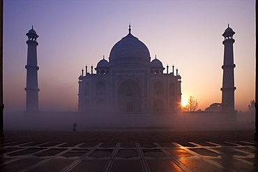 Taj Mahal at sunrise, UNESCO World Heritage Site, Agra, Uttar Pradesh, India, Asia