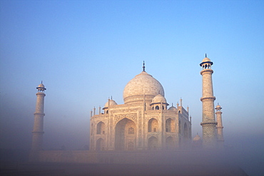 Taj Mahal at sunrise, UNESCO World Heritage Site, Agra, Uttar Pradesh, India, Asia