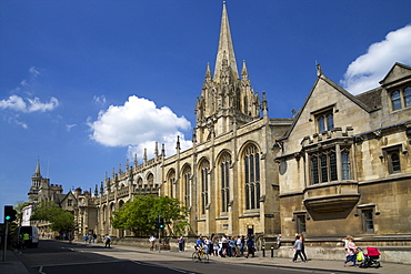 High Street in spring sunshine, with University Church of St. Mary the Virgin, city centre, Oxford, Oxfordshire, England, United Kingdom, Europe