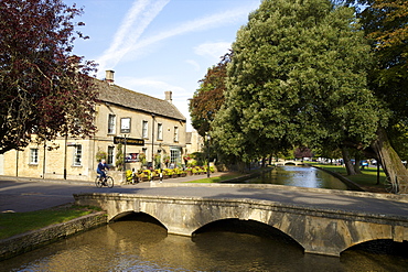 Kingsbridge Inn and River Windrush, Bourton-on-the-Water, Cotswolds, Gloucestershire, England, United Kingdom, Europe