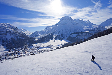 Snow-boarder on piste at Lech near St. Anton am Arlberg in winter snow, Austrian Alps, Austria, Europe