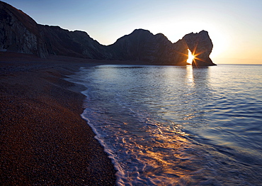 Durdle Door, natural limestone arch, and beach, Jurassic Coast, UNESCO World Heritage Site, Dorset, England, United Kingdom, Europe