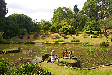 Visitors in the Royal Botanical Garden, Peradeniya, Kandy, Sri Lanka, Asia