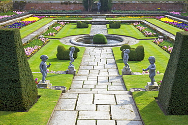 Formal gardens, Hampton Court Palace, Greater London, England, United Kingdom, Europe