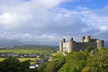 Harlech Castle in summer sunshine, UNESCO World Heritage Site, Gwynedd, Wales, United Kingdom, Europe