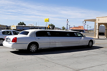 Stretch limousine series LNS, gas station, motorway station, California, USA, North America