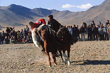 Kek Bar, game similar to the Buzkashi, horsemen competing for a goat skin, Golden Eagle Festival, Bayan Oelgii, Altai Mountains, Mongolia, Asia