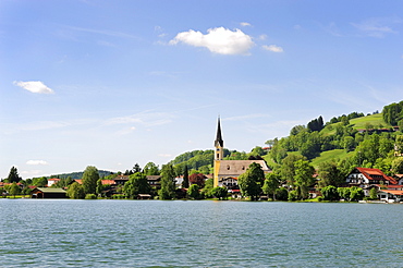 Schliersee lake with the parish church of St. Sixtus, Schliersee, Upper Bavaria, Bavaria, Germany, Europe