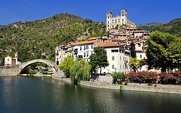 Bridge Ponte Vecchio di Dolceacqua over the Nervia river and view of the Castello dei Doria castle, Dolceacqua, Liguria, Riviera dei Fiori, Italy, Europe