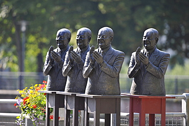 "Die Claque", paid clappers, freestanding sculpture by Guido Messer, Nonnenmuehlsteg, Pforzheim, Enzkreis district, Baden-Wuerttemberg, Germany, Europe