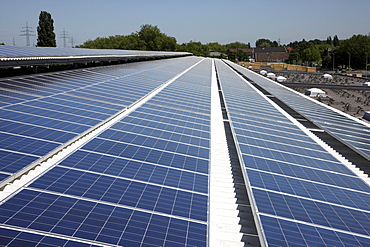 Construction of a large photovoltaic system on several rooftops, 16000 square metres, Gelsenkirchen, North Rhine-Westphalia, Germany, Europe