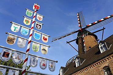 Kalkar mill, post with coats of arms in front of the Brauhaus tavern, Kalkar, Lower Rhine region, North Rhine-Westphalia, Germany, Europe