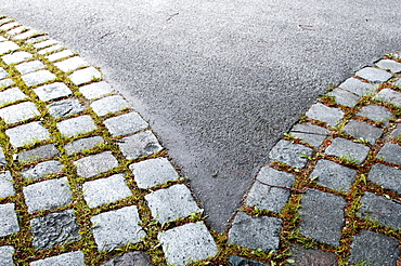 Cobbled road and asphalt, shaping a V