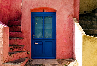 Blue front door with pink facade, Colliure, Languedoc-Roussillon, France, Europe