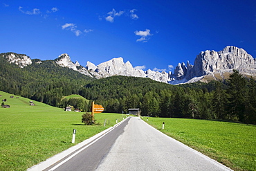 Road from Saint Cipriano heading in the direction of the Rosengarten Group Mountains, Dolomites, Trentino-Alto Adige, Italy, Europe