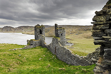 Castle ruins, Three Castle Head, Mizen Head Peninsula, West Cork, Republic of Ireland, British Isles, Europe