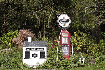 Old gas pump with advertising for Murphy's Draught beer, gas station in Lauragh, Beara Peninsula, County Kerry, Ireland, British Islands, Europa