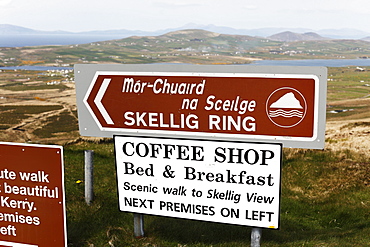 Bilingual guidepost, Skellig Ring, County Kerry, Ireland, British Isles, Europe