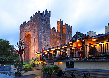 Bunratty Castle and Durty Nelly's restaurant, County Clare, Ireland, British Isles, Europe