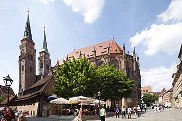 St. Sebald Church, Bratwursthaeusle beer garden, Rathausplatz Square, Nuremberg, Middle Franconia, Franconia, Bavaria, Germany, Europe