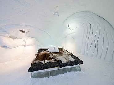 A bedroom in the ice hotel in Jukkasjaervi, Kiruna, Lappland, northern Sweden, Sweden, Europe