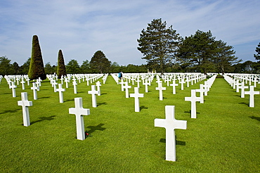 Crosses, made of marble, American military cemetery at Omaha Beach near Colleville sur Mer, Normandy, France, Europe