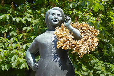 Memorial, bronze figure, Liesl-Karlstadt-Fountain, market square, Viktualienmarkt square, city centre, Munich, Upper Bavaria, Germany, Europe